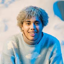 Framheim EIV presents RYLAN BRADLEY as ENSEMBLE. Talents include dancing in  between takes and mastery of deadpan comedy. . . . 📸 @zubin_stillings