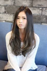 ハイライトと暗髪とのバランスが絶妙 ゆるく巻かれたカールともマッチした外国人風な大人カッコいいロングスタイル ヘアモデル ヘアスタイル ロング ヘアスタイリング