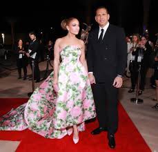 Being fondly called la guittara for her guitar like a curvy body with a bra size of 34b with breast size is 34 inches. Jennifer Lopez Starts 2020 With A Totally New Look Vanity Fair