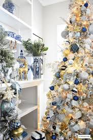 Blue And White Christmas Living Room Citrineliving Silver Christmas Decorations Gold Christmas Decorations Elegant Christmas Trees