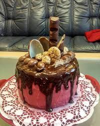 Ein Drip Cake Mit Pinker Schokoladenganache Einer Himbeercreme Als Fullung Und Dekoriert Mit Ganz Viel Schoki Schokoladenganache Himbeercreme Cupcakes