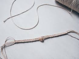 Wolle und garne werden nicht nur einfach geknüpft sondern beim makramee mit kunstvollen knoten zu angesagten blumenampeln, praktischen hängeregalen oder trendy traumfängern verarbeitet. Diy Makramee Armband Aus Kreuzknoten Mit Muscheln Und Perlen Yeah Handmade