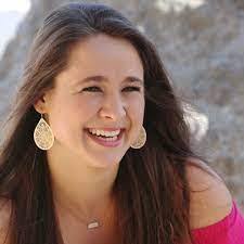 Leslie Powell's Instagram, Twitter & Facebook