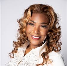 Erica Dees's Instagram, Twitter & Facebook