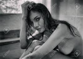 Mujer Desnuda Bañándose En El Baño Con Filtro De Grano Fotos, retratos,  imágenes y fotografía de archivo libres de derecho. Image 89018276