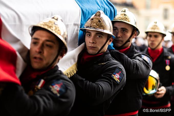 PARIS. Explosion mortelle : retour sur l'hommage national rendu au pompier  savoyard Simon Cartannaz