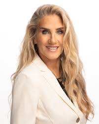 Linda Cass's Instagram, Twitter & Facebook