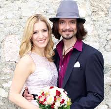 März vor den traualtar treten. Volksmusik Star Stefanie Hertel Sagt Ja Zu Johnny Sepp Dem Rocker Welt