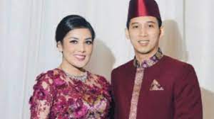 Pada 26 september 2012, artis nindy melahirkan anak pertamanya. Pernikahan Di Ujung Tanduk 7 Potret Mesra Nindy Ayunda Dan Suami Kumparan Com