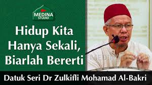 Beliau dilahirkan di kampung gong pauh, kemaman, terengganu pada 16 januari 1969. Datuk Seri Dr Zulkifli Mohamad Al Bakri Hidup Kita Hanya Sekali Biarlah Bererti Youtube