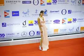 لقاء الخميسي وهنا شيحة بنفس الفستان في حفل زفاف محمد فراج وبسنت شوقي ظهرت عدد كبير من النجمات بفساتين صيفي وتصادف اختيار الفنانة لقاء الخميسي نفس فستان، لذا مازحت الأولى جمهورها بوصفها. Ø¨Ø¥Ø·Ù„Ø§Ù„Ø© Ù…Ø«ÙŠØ±Ø© Ù‡Ù†Ø§ ÙˆØ­Ù„Ø§ Ø´ÙŠØ­Ø© ØªØµØ¯Ù…Ø§Ù† Ø§Ù„Ø¬Ù…Ù‡ÙˆØ± ÙÙŠ Ù…Ù‡Ø±Ø¬Ø§Ù† Ø§Ù„Ø¬ÙˆÙ†Ø© ØµÙˆØ± Ù„Ù‚Ø·Ø§Øª