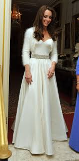 Es scheint fast, als wollte das königshaus in diesem feld nicht zurückstecken. Herzogin Catherine Trug Ein Kleid Von Alexander Mcqueen Genau Wie Das Kleid Zu Trauung Entwarf Sar Kate Middleton Hochzeit Kleider Fur Empfange Kleid Hochzeit