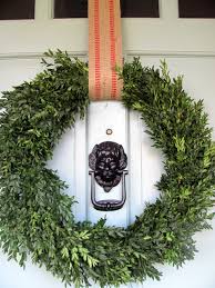 Cotton wreath will set up a cozy mood. 10 Easy Decorating Ideas For A Festive Entryway