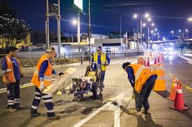 equipo líder realizando mantenimiento de paneles de prevencion en Lima para asegurar la felicidad y victoria vial