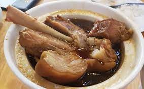 Or does it refer to the broth that, similar to tea, is infused with spices? Samy Min Bak Kut Teh ä¸‰ç¾Žè‚‰éª¨èŒ¶ Oasis Ara Damansara