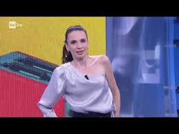 Самые новые твиты от emanuela fanelli (@fanelliemanuela): Il Pezzo Comico Di Emanuela Fanelli Una Pezza Di Lundini 06 10 2020 Youtube