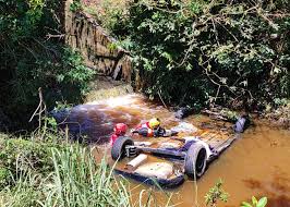 Homem é encontrado em carro submerso em rio em São Tomé das Letras