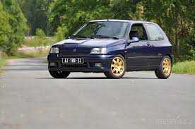 Oproti prototypu je vybaven světelnou rampou a předními mlhovkami v nárazníku. Renault Clio Williams 1993 1996 Guide Occasion