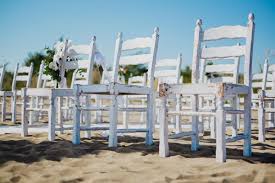 Il lento incedere sulla tiepida sabbia,il dolce suono delle onde,la linea dell'orizzonte dinnanzi a se',la calda rossa luce del più romantico dei tramonti,la brezza. Matrimonio Sulla Riviera Adriatica Chapeau Eventi