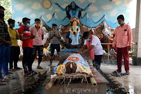 Many states have a specific waiting period, for example, two days, and require authorization for cremation by a coroner or medical examiner. Indians Are Forced To Change Rituals For Their Dead As Covid 19 Rages Through Cities And Villages