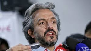 Oviedo va por la presidencia y se distancia del petrismo