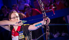 Athletes shoot at a target 18 meters away, 20cm in diamete. Medaillienregen Im Bogenschiessen