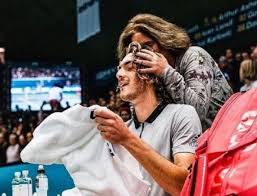 Η παρέα του κορυφαίου έλληνα τενίστα δεν θα μπορούσε να περάσει απαρατήρητη στο νησί. O Tsitsipas Kai Oi Gynaikes Ths Zwhs Toy In Gr