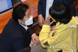 이슈 류호정 의원이랑 민주당 문정복 여성 의원이 서로 싸운이유(알고나면 류호정이 어이없어짐) 21. Uzsi9kzsrtmwwm