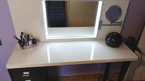 Faire une coiffeuse est très simple, mais avant de vous mettre au travail, vous devez savoir quel style correspond à votre chambre à coucher. Mini Tuto Fabriquer Une Coiffeuse Avec Des Elements Ikea Youtube