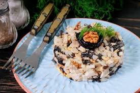 рецепт салата из курицы с черносливом и грецкими орехами Salat S Kuricej Chernoslivom I Greckimi Orehami Recept Blyuda S Chernoslivom Nacionalnaya Eda Salaty