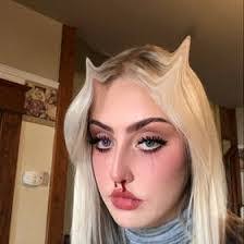 Lucy Roberson's Instagram, Twitter & Facebook