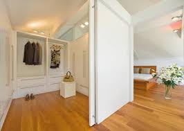 Warum dort nicht selbst hand anlegen und einen begehbaren kleiderschrank einbauen. Begehbarer Kleiderschrank Bei Dachschragen Schoner Wohnen