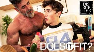 Nuevo padrastro prueba a su rudo hijastro que puede encajar con Kinky culo  jugar y follar - DisruptivoFilms