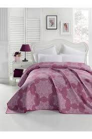 Markaların sizler için tasarladığı mikrofiber kumaştan üretilen empirme yatak örtüleri, pamuklu yatak örtüleri ve nubuk modelleri günlük kullanım için ideal bir alternatif oluşturuyor. Sedanur Tesettur Tesettur Giyim Abiye Elbise Tesettur Abiye Kombin Jakarli Yatak Ortusu Cift Kisilik Kristal Mor Sedanur