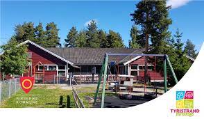 The colours were chosen to symbolize royal connection as well as that the area, even that small, was considered a separate kingdom at one time. Ringerike Kommune Tyristrand Barnehage