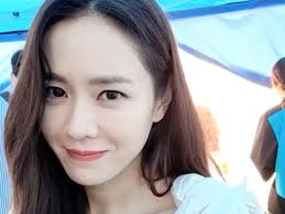 We've watched it twice and found extra funny bits. Crash Landing On You Star Son Ye Jin Is A Vision In White As She Cannot Keep Her Hands Off Her Hair Pinkvilla