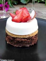 L Entremets Forchy Brownies Chocolat Sable Breton Panna Cotta A La Noix De Coco Coulis De Fraises Brownie Chocolat Recette Patisserie Sables Breton