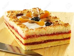 Um die mitte des kuchens mit marmelade zu fetten, mit einer schicht abdecken. Susser Kuchen Mit Marmelade Und Kostlichkeiten Lizenzfreie Fotos Bilder Und Stock Fotografie Image 13035128