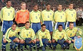 Mais de 70 gols em 24 jogos e uma dupla de ataque de tirar o fôlego. Time Do Brasil Posa Para Foto Em Amistoso Contra A Alemanha Antes Da Copa De 1998 Dunga Capitao E O Primeiro Aga Ronaldo Fenomeno Selecao Brasileira Futebol