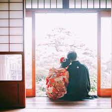 寄り添い合うロマンチックなワンシーン 協力し合っていこうねといったメッセージが込められているかのようでステキなお写真ですね 結婚式の写真撮影 結婚式 前撮り ポーズ 結婚式 前撮り ポーズ 和装