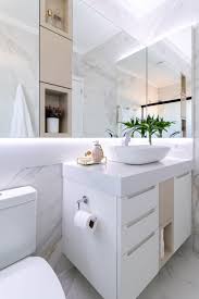 A Combinacao Entre A Delicadeza Do Branco E A Elegancia Dos Porcelanatos Marmorizados E Sempre Um Banheiro Pequeno Banheiro Classico Decoracao Banheiro Pequeno
