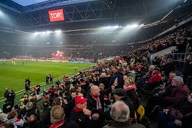 Die arena hat nicht nur ein verschließbares dach, sondern auch einen herausfahrbaren rasen. Fortuna Dusseldorf 1895 Auf Nach Schalke