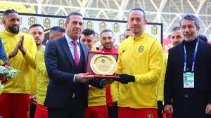 Yeni malatyaspor kulübünün sosyal medya hesabından yapılan açıklamada, 466 maçta 158 gol atan. Umut Bulut Super Lig Tarihine Gecti