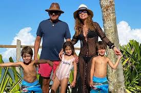 Check spelling or type a new query. Galvao Bueno Posa Com A Familia Em Trancoso Unida E Forte Quem Quem News