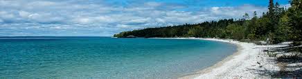 An island or isle is any piece of subcontinental land that is surrounded by water. Mackinac Island Michigan Atracoes Eventos E Atividades