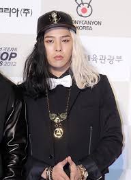Nae shimjangui saegkkareun black / shikeomeohge tabeoryeo, just like that / teumman namyeon yurireul kkae busugo / piga nan soneul bogo nan wae. Big Bang G Dragon Sports Half Black Half White Hairstyle What Doesn T Suit Him Kpopstarz