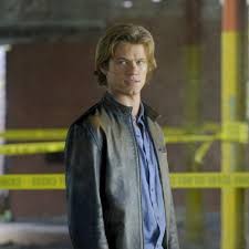 His roles include angus macgyver in the 2016 reboot of the television series macgyver. Macgyver Star Lucas Till Wirft Dusteres Licht Auf Gefeuerten Peter Lenkov Fruhere Beschwerde Spricht Von Beschimpfungen Bullying Und Body Shaming Tv Wunschliste
