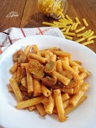 Eliminate parte del gambo dei funghi, puliteli da residui di terra con un canovaccio umido. Pasta Con Funghi Champignon E Pomodorini Veloce E Gustosa