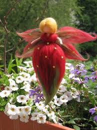 Schone Deko Fur Den Garten Oder Balkon Die Kleine Erdbeer Elfe Ist Ein Schoner Fenster Wand Oder Tursc In 2020 Diy Christmas Tree Ornaments Felt Fairy Felt Flowers