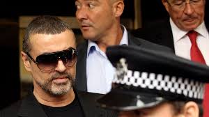 Un incidente en un baño público y otros 4 momentos controvertidos en la  vida y carrera musical de George Michael